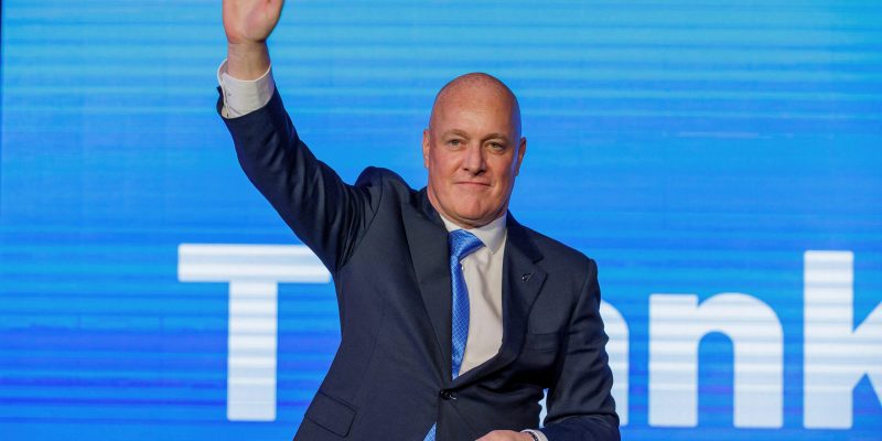 Christopher Luxon, Leader of the National Party waves to supporters at his election party after winning the general election to become New Zealand’s next prime minister in Auckland, New Zealand, October 14, 2023. REUTERS/David Rowland